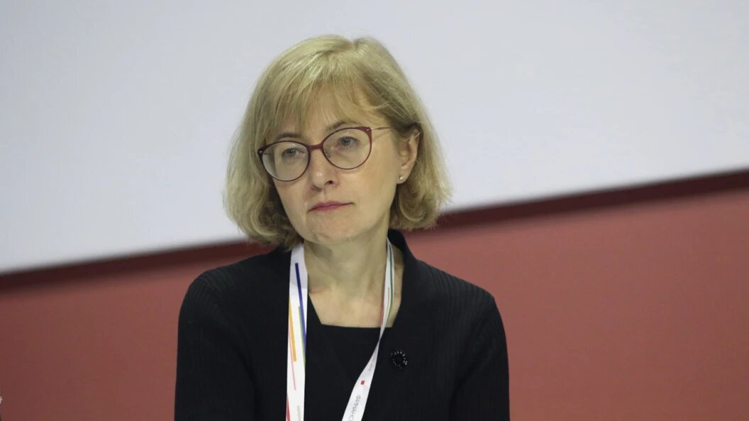 Нас грабят , такие заголовки статей не редкость . Но нас не только грабят , открыто предают . При этом безнаказанно , скажи тебя накажут .