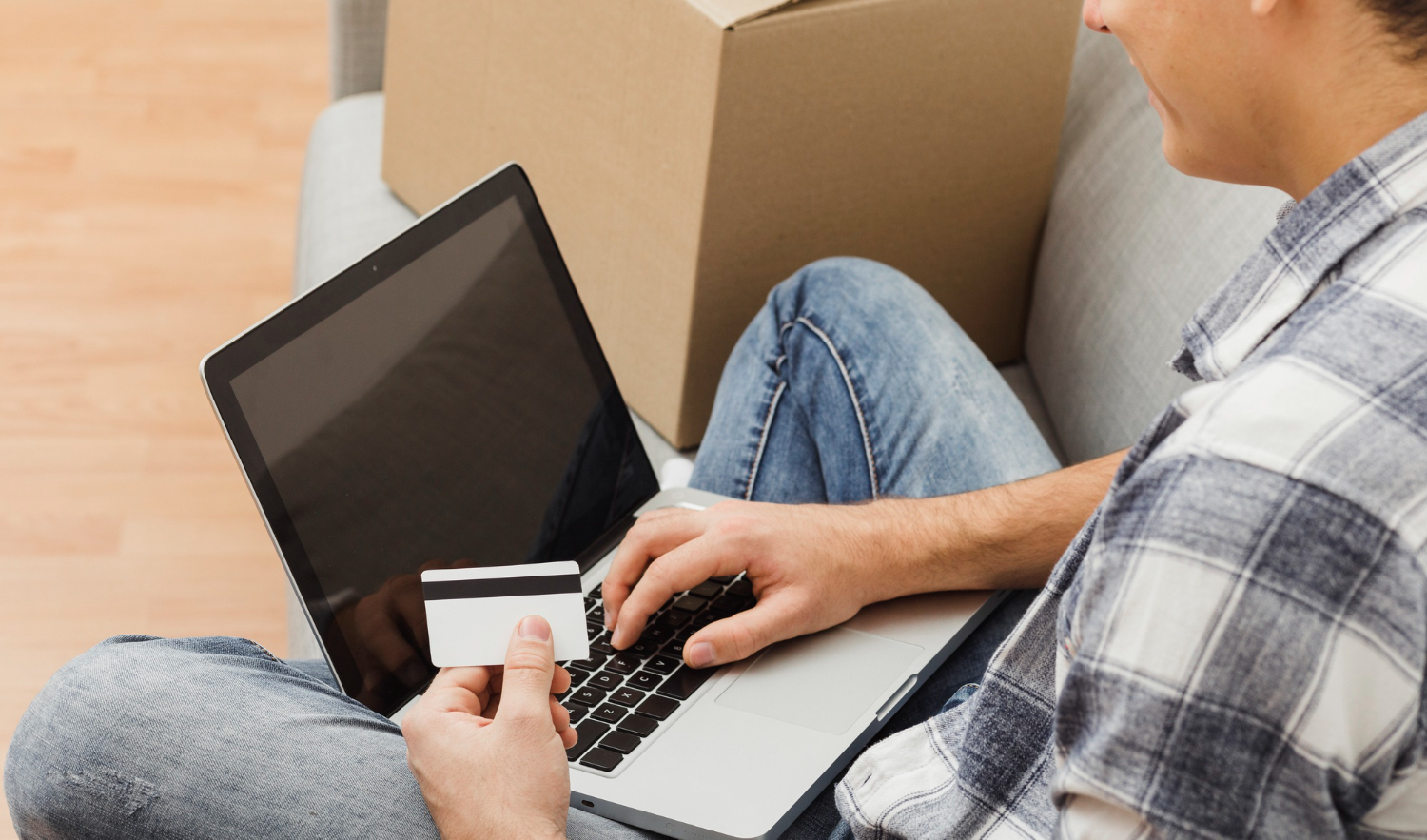 Интернет-магазин отменил заказ на компьютер из-за отсутствия на складе, а потом выставил его по цене выше. Суды запутались в деле