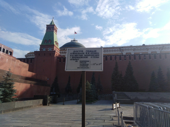 Мавзолей. К нему не зарастет народная тропа.