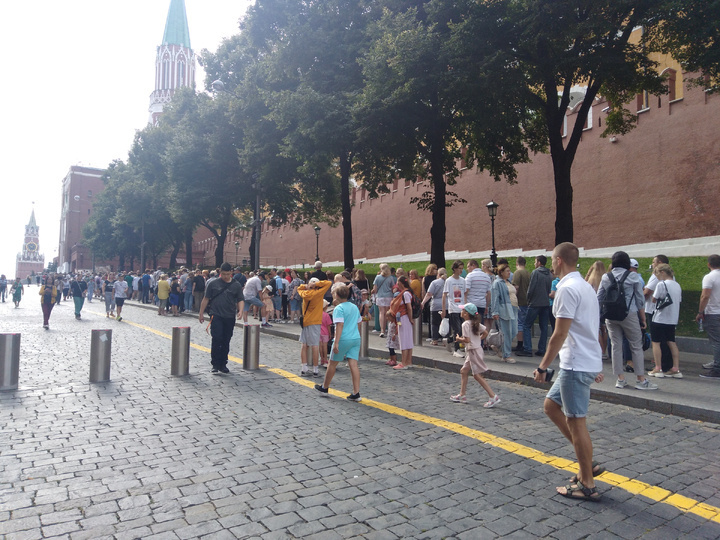 Мавзолей. К нему не зарастет народная тропа.