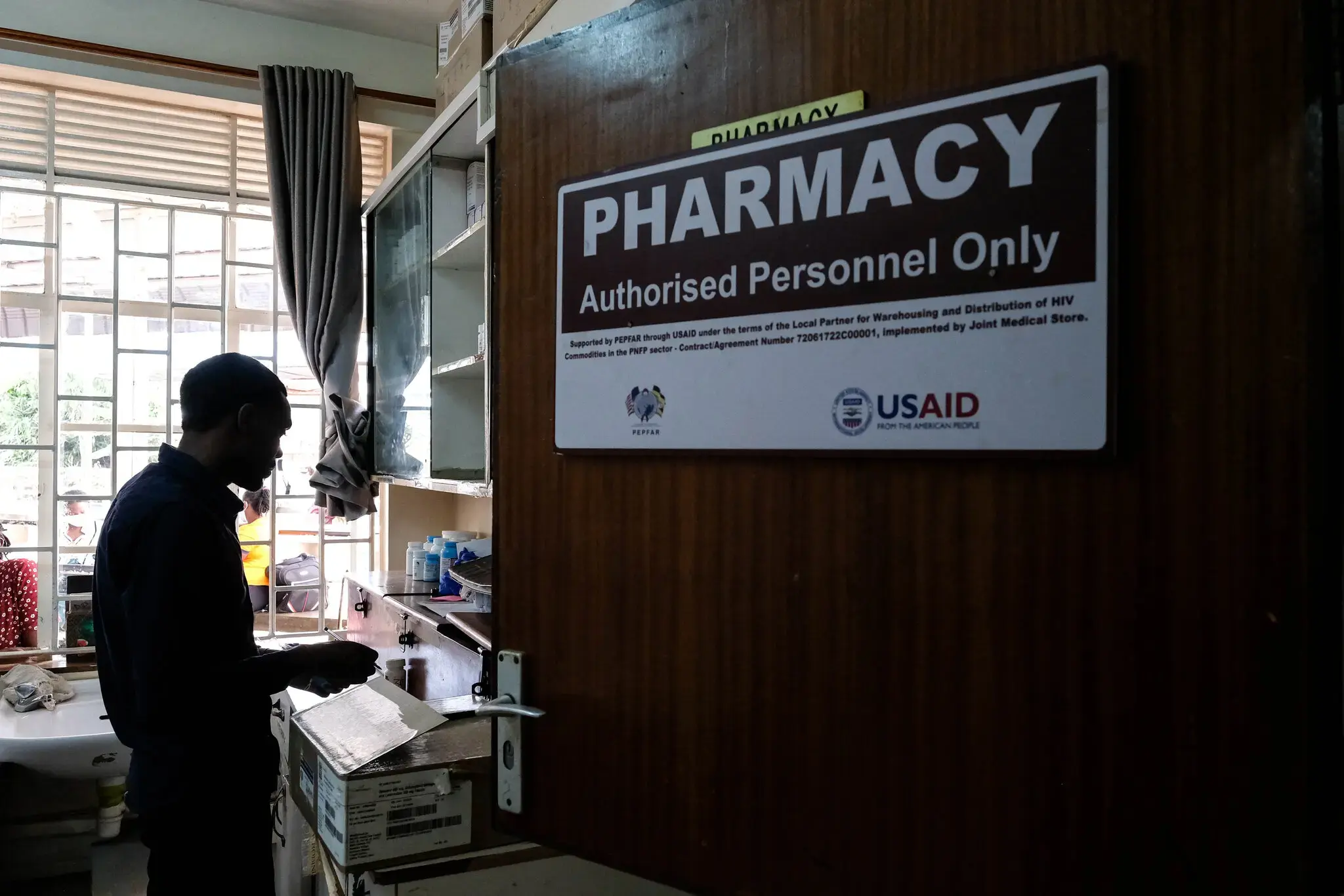 Продукты первой необходимости, тесты на туберкулёз и лекарства от ВИЧ: жизненно важная медицинская помощь остаётся замороженной, не смотря на суд.