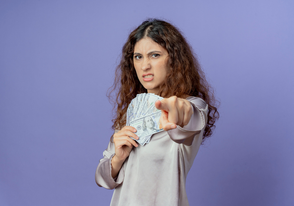 «Меньше знают – крепче спят!» Почему женщины в России стали чаще мужчин скрывать свои накопления от семьи?