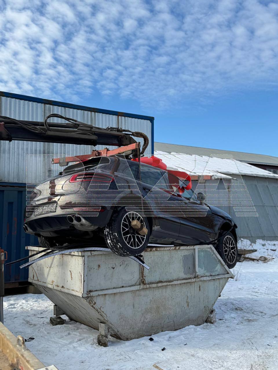 День святого Валентина пошел не по плану: мужчина выбросил подаренный "Порше" в мусорный контейнер