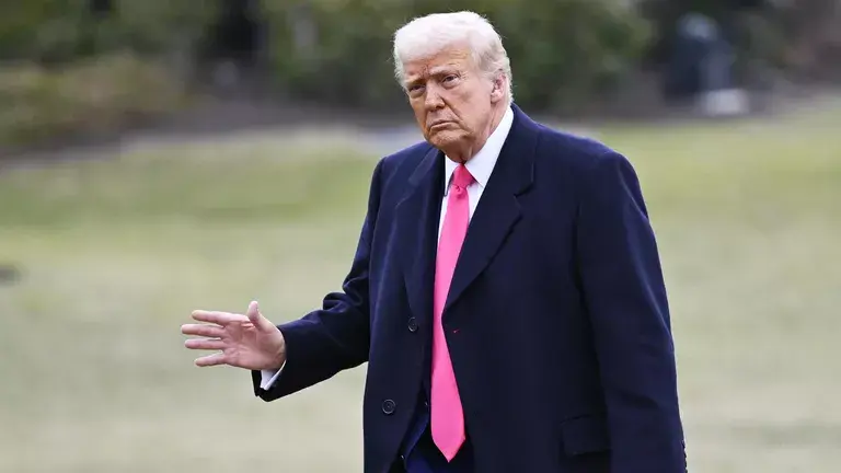 Возможна болезнь: эксперты предположили, откуда на руке Трампа огромный синяк