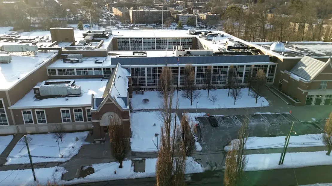 Она окончила школу с отличием, но не умеет ни читать, ни писать. Теперь она подаёт в суд