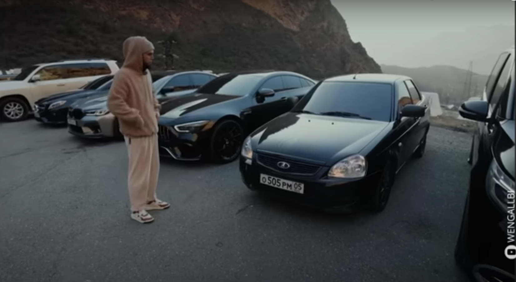 "Пьяный, без прав, наглухо затонирован": блогера Венгалби поймали за взятку в 100 тысяч рублей