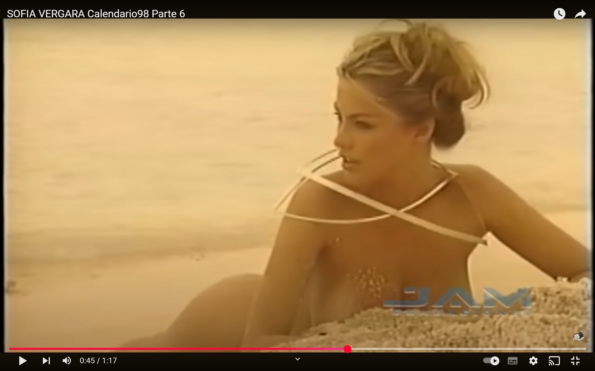 Работа мечты. Наверное молодые люди были не прочь работать на такой работе. Натирать песком красивую девушку-фотомодель, имя София Вергара.