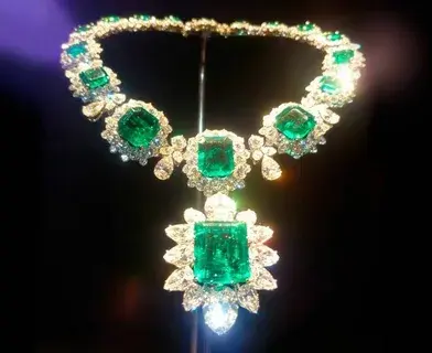 Почему рубины красные, а изумруды зеленые: тайны цвета драгоценных камней