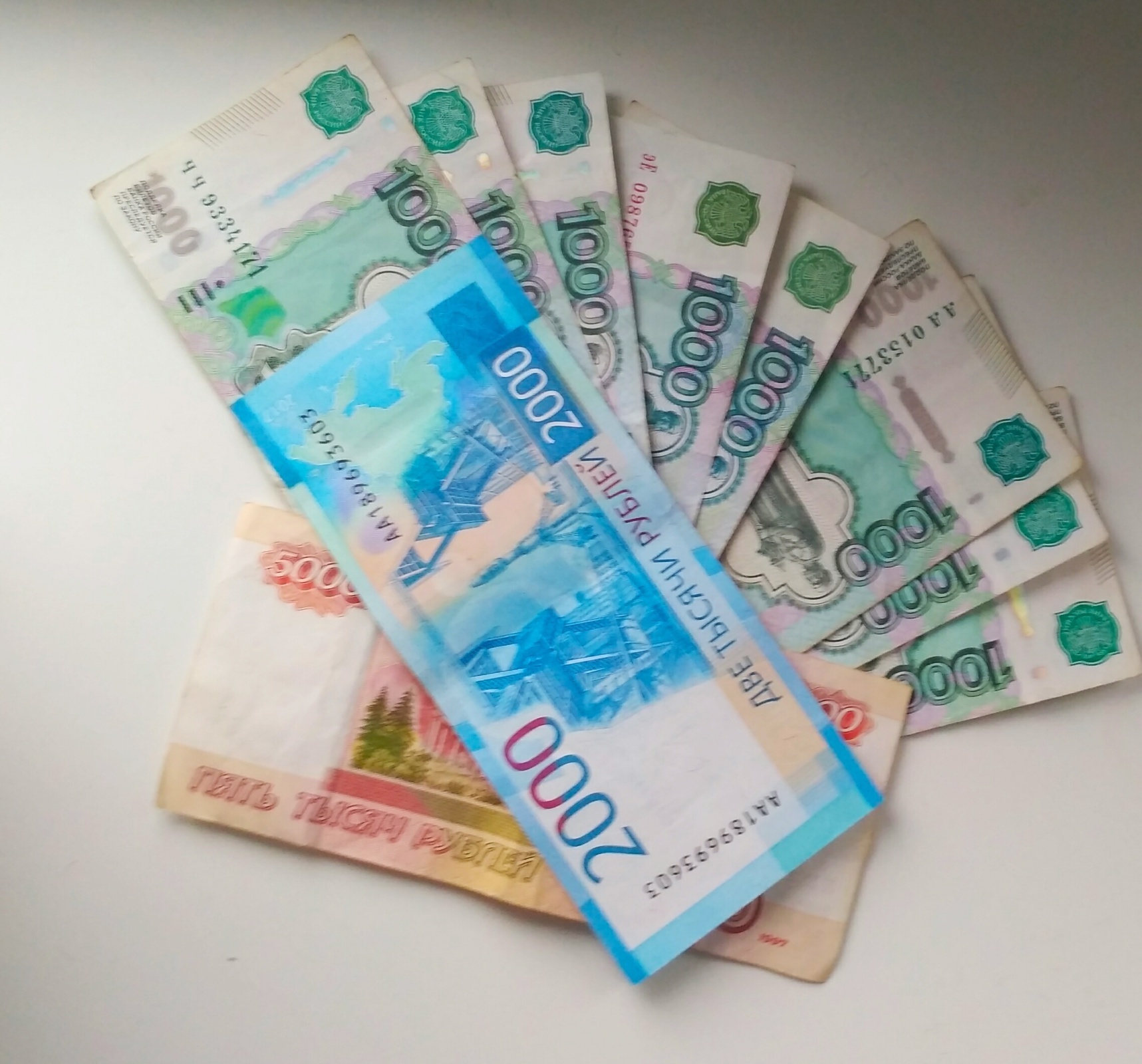 Трусы на люстру или кошелек на зарядку. А какими вы пользуетесь способами привлечения денег?