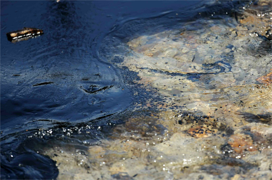 Тяжёлый мазут "тает" на пляжах Анапы и Темрюка, а отельеры и рестораторы теряют деньги!