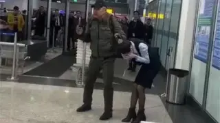 В аэропорту Алматы мужчина с ножом взял в заложники людей. Что известно о ЧП?