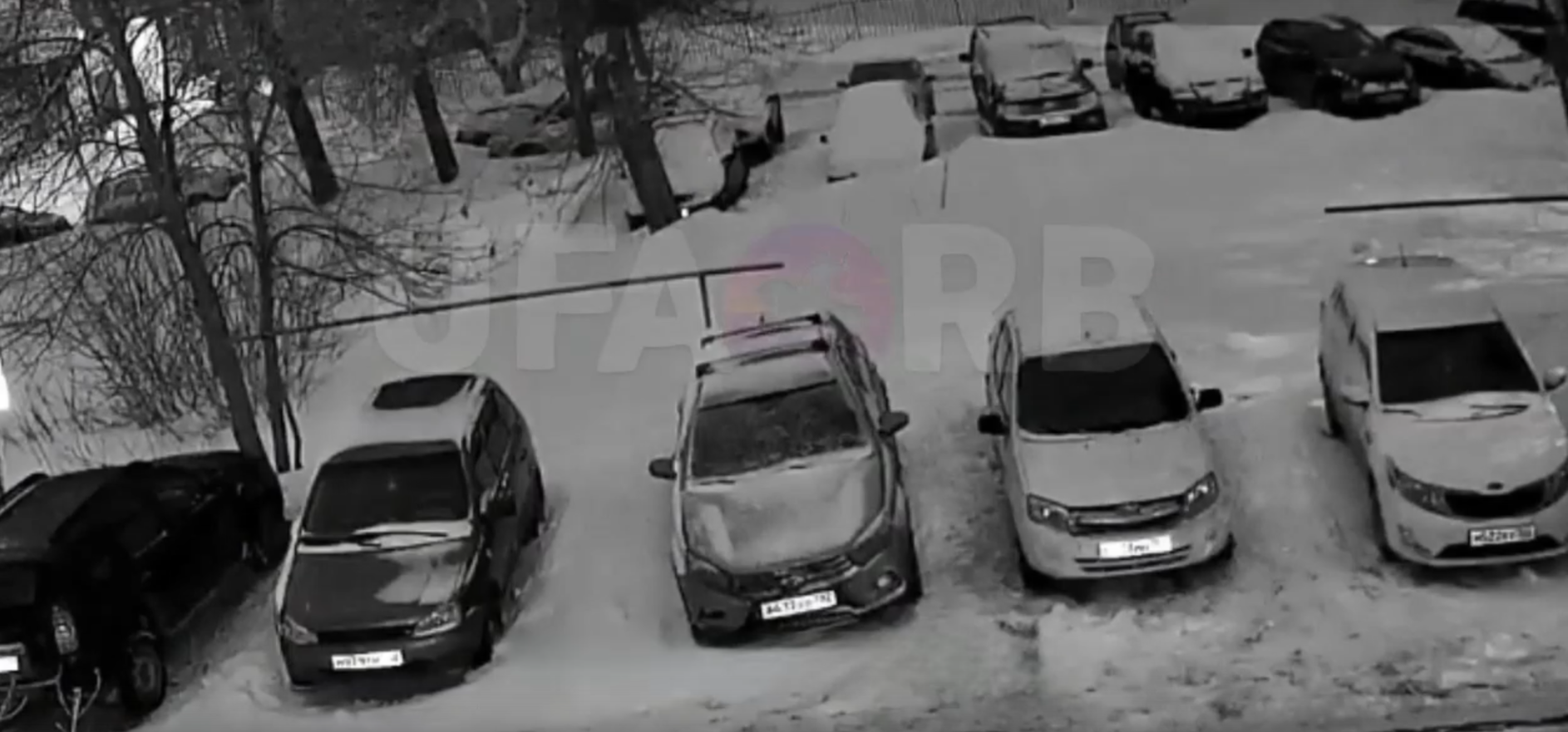 В Уфе легковушка внезапно провалилась под землю прямо во дворе