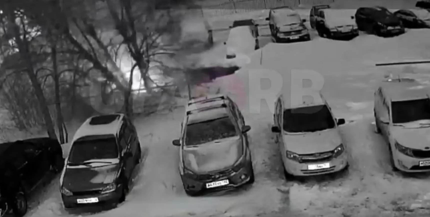 В Уфе легковушка внезапно провалилась под землю прямо во дворе