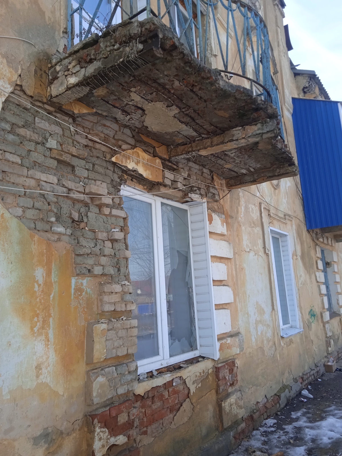 Ртищевские трущобы 21 века: почему управляющим компаниям проще смотреть как рушится дом, чем что- то делать.