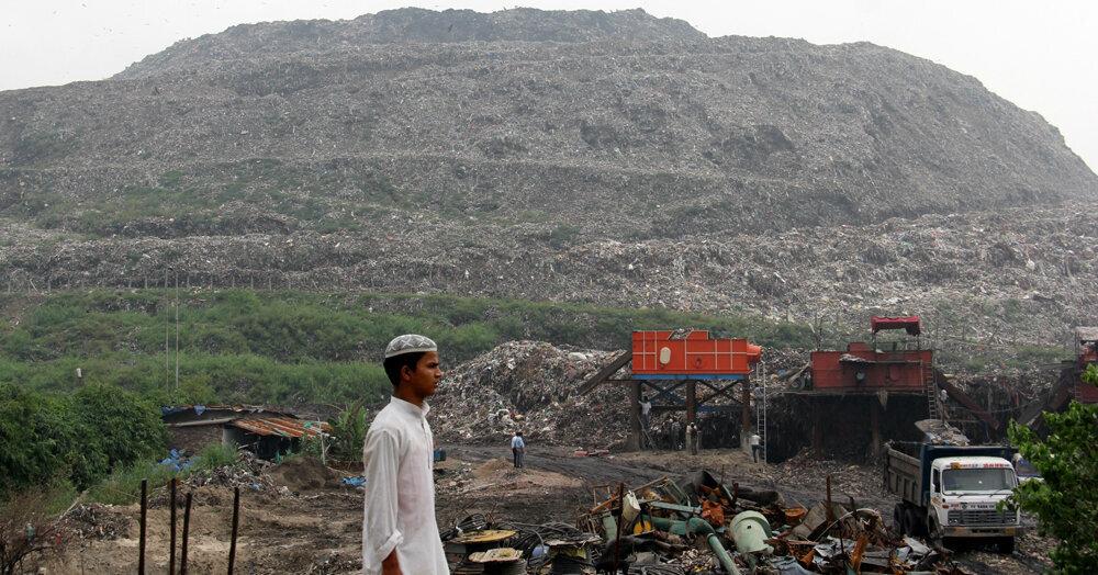 Размеры просто невероятны: "мусорная гора" медленно отравляет жителей города