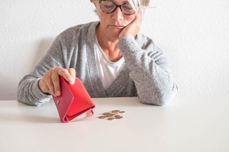 Средняя пенсия по старости в РФ упала на треть от ежемесячной зарплаты и составила 25 тысяч рублей: пожилые люди получают всего 29% от заработка