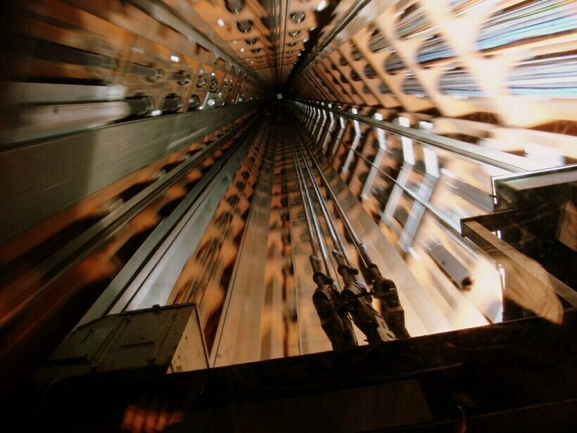 Мы упали с такой силы, что спасибо, мы тут живые.