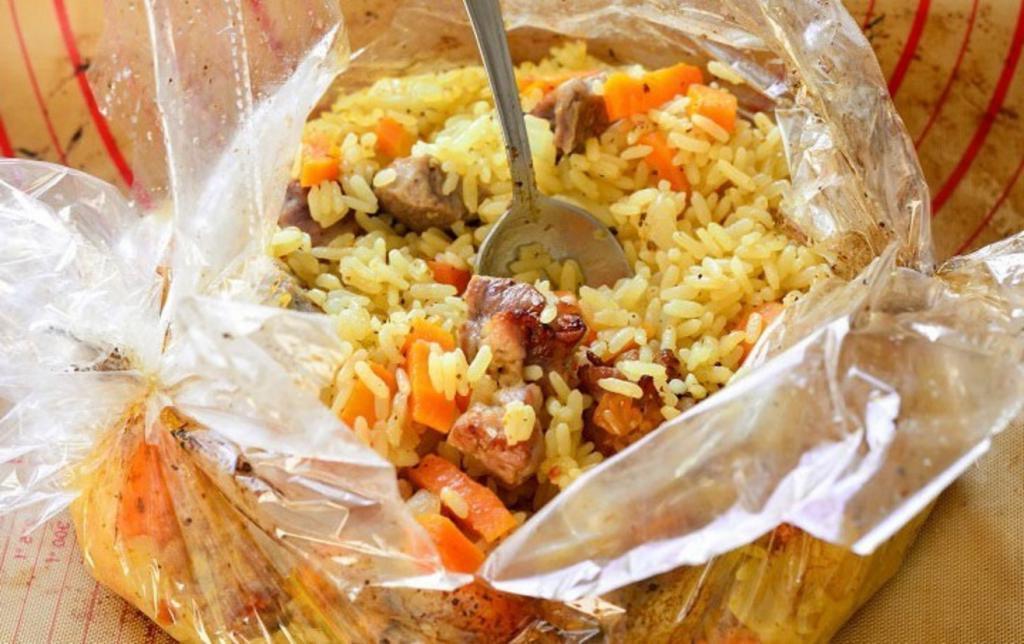 Рис, запеченный в пакете.