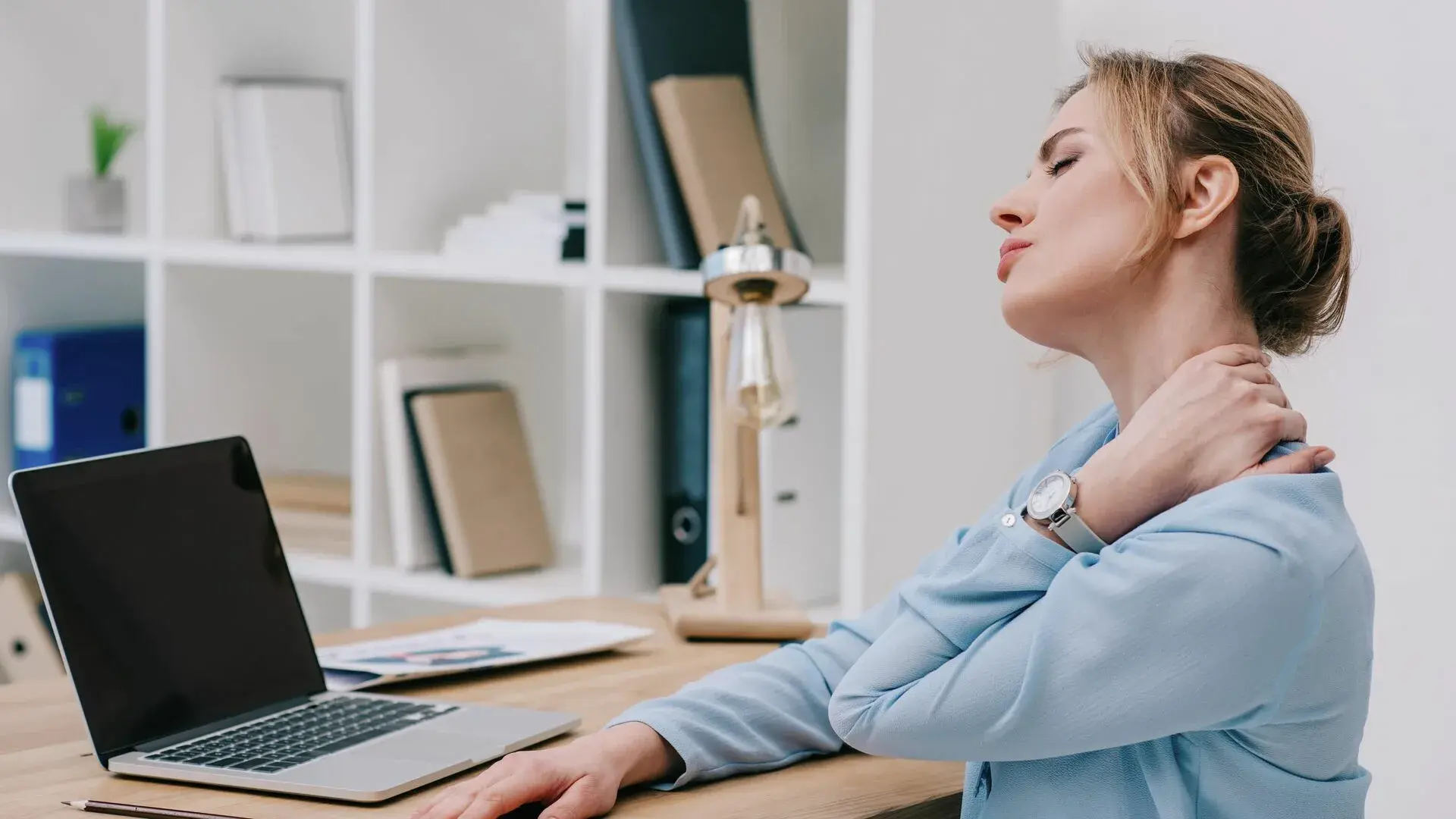 Синдром «компьютерной шеи»: симптомы, причины и лечение