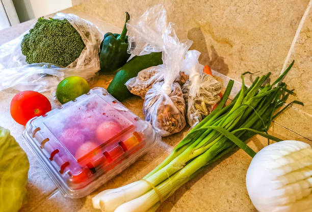 Какие способы применяются для продажи покупателям несвежих продуктов. И что же с этим делать?