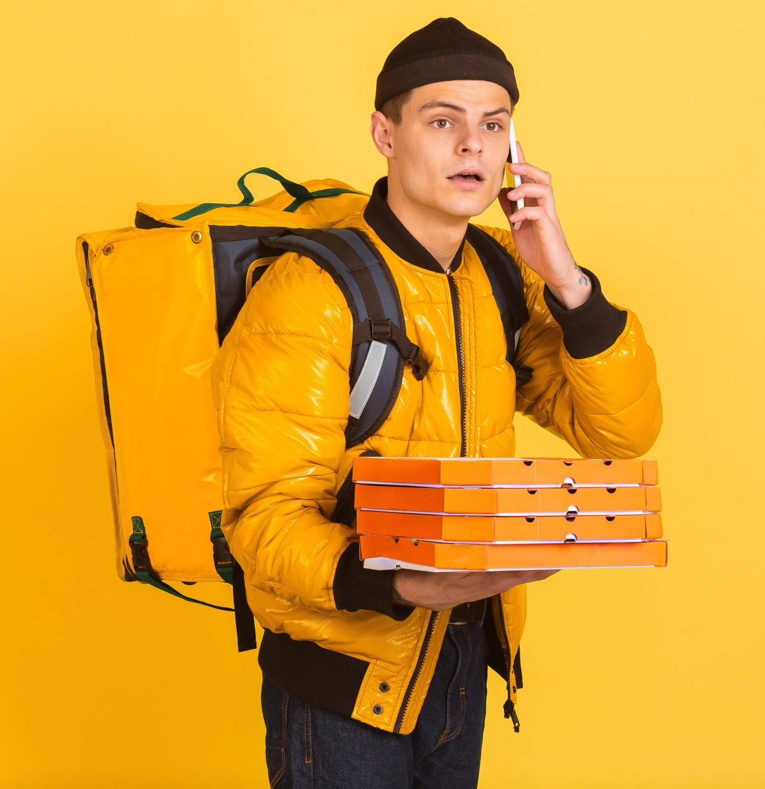 Высшее образование уже не нужно? В Москве курьерам предлагают зарплату выше, чем людям с высшим образованием. Справедливо?