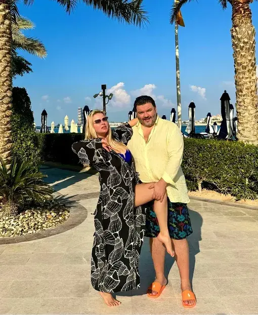 «Я не могу представить, чтобы этот медвежонок ударил женщину»: Анна Семенович ответила на обвинения жены бойфренда