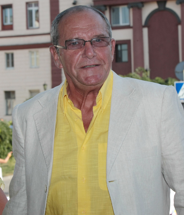 Я особо не смотрел его роли, но видно Балуев, это в чем-то как сам Великий Леонид Марков. Мощь. Глыба. Фактура. И очень интересный голос. Аристократ.