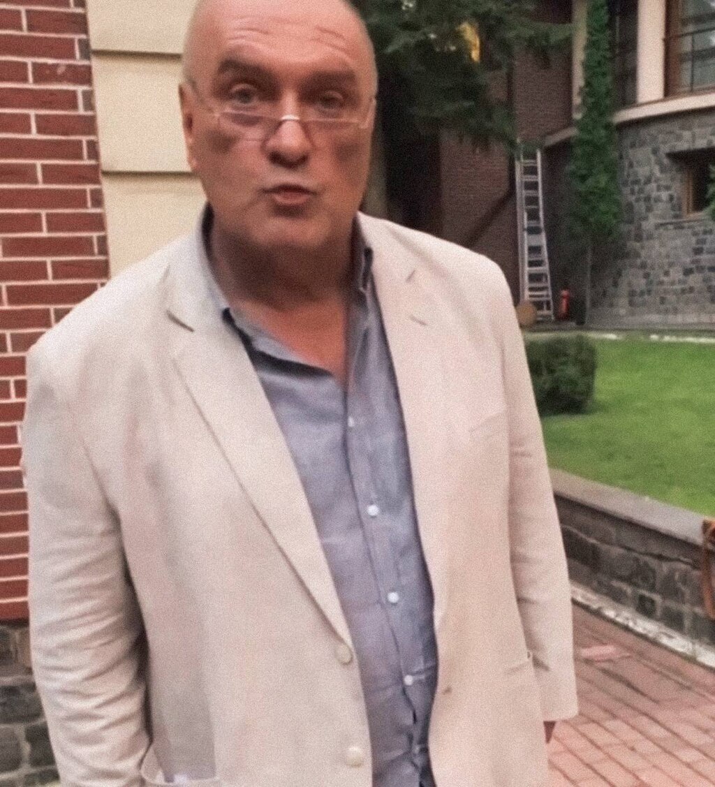 Я особо не смотрел его роли, но видно Балуев, это в чем-то как сам Великий Леонид Марков. Мощь. Глыба. Фактура. И очень интересный голос. Аристократ.