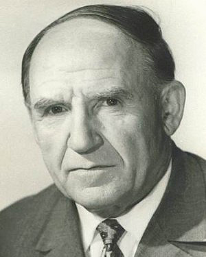 Я особо не смотрел его роли, но видно Балуев, это в чем-то как сам Великий Леонид Марков. Мощь. Глыба. Фактура. И очень интересный голос. Аристократ.