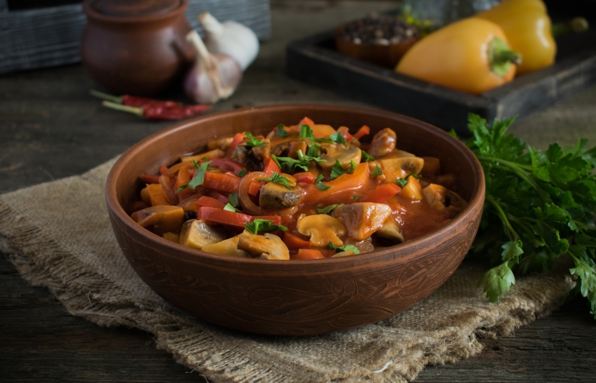 Грибной гуляш — ароматный и сытный постный вариант