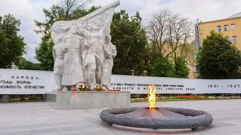 На вид – 40-45 лет. В Рязани на площади Победы у Вечного огня рано утром обнаружили сгоревший труп человека