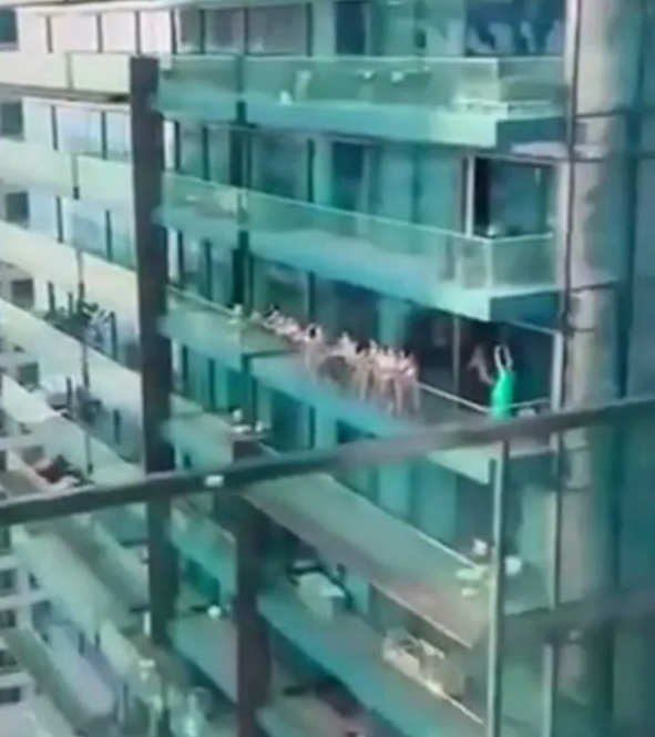 Из модели в рабыни: шокирующие истории о работе в Дубае” Акцент на контраст между ожиданиями и реальностью