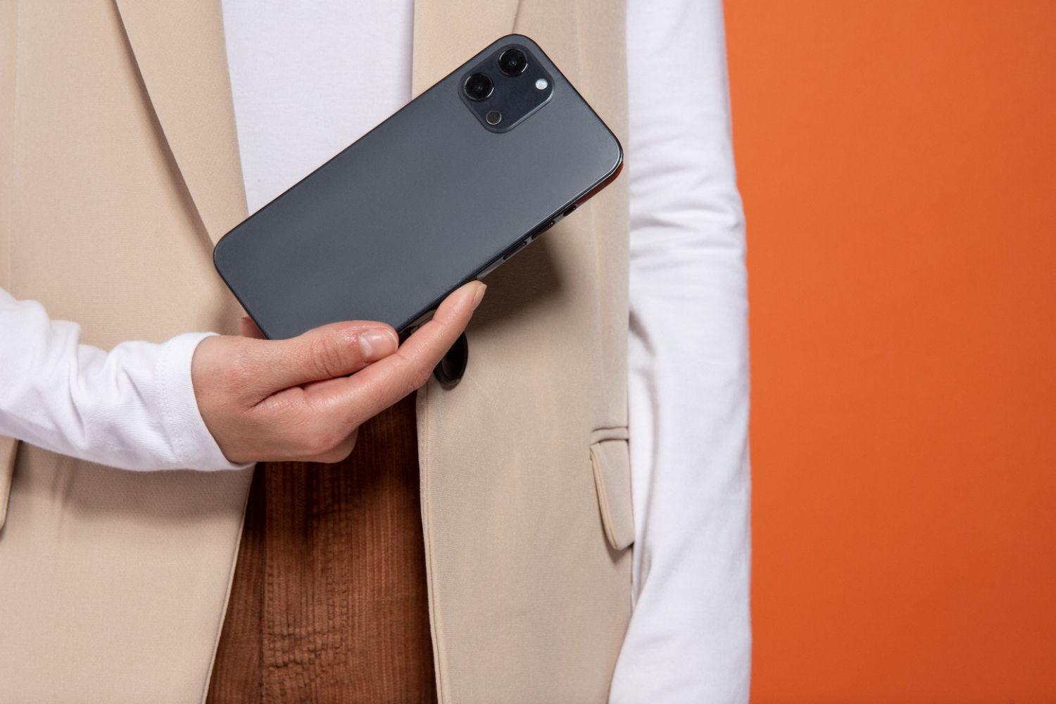 Покупатель взыскал 325 тысяч за то, что получил коробку с банкой кильки вместо айфона