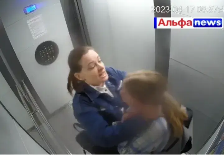 Дикость вместо воспитания. Мать жестоко оттаскала дочку за волосы за попытку справить нужду под деревом в Петербурге