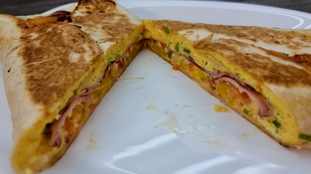 Яичница с ветчиной и сыром в лаваше - идея для сытного завтрака