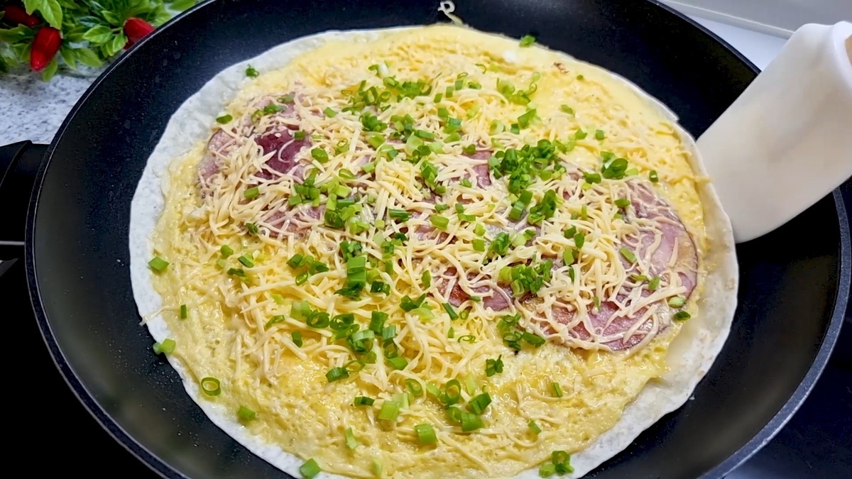 Яичница с ветчиной и сыром в лаваше - идея для сытного завтрака