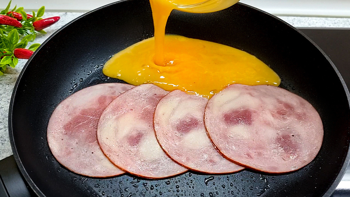 Яичница с ветчиной и сыром в лаваше - идея для сытного завтрака