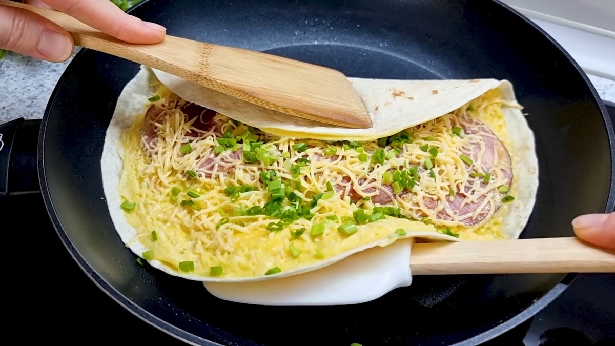 Яичница с ветчиной и сыром в лаваше - идея для сытного завтрака