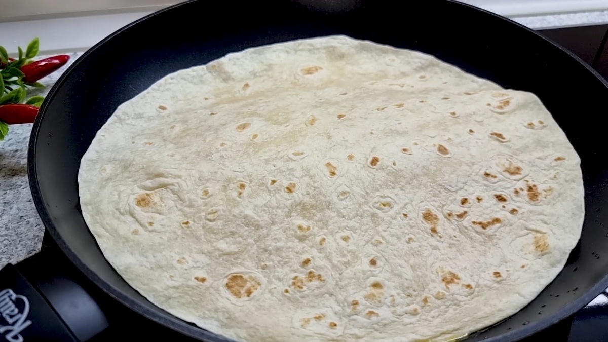 Яичница с ветчиной и сыром в лаваше - идея для сытного завтрака