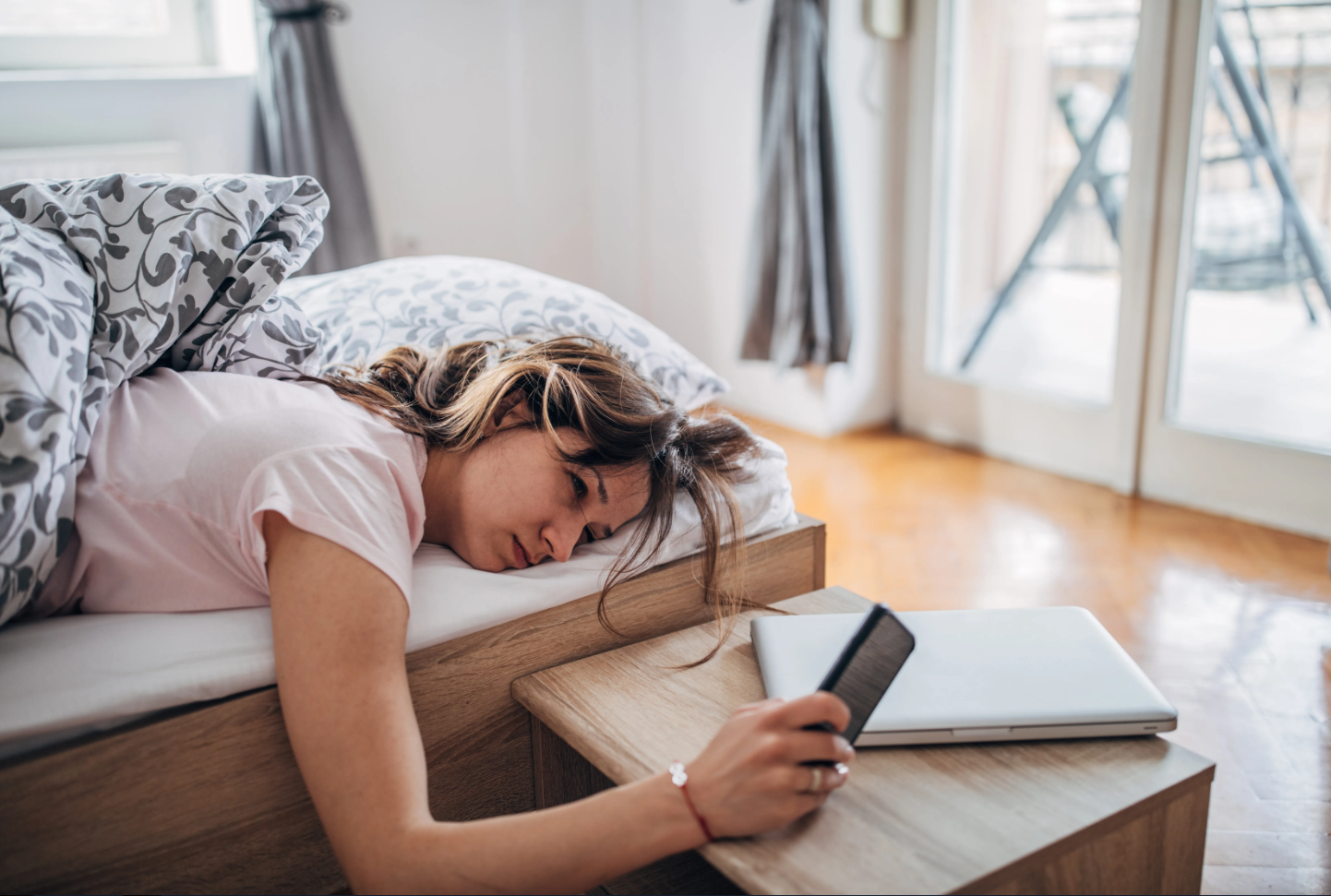 Стресс, усталость и апатия: как выжить после рабочей недели и не сойти с ума (спойлер: поможет даже странный ритуал с водой!)