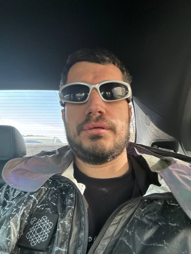 «Лечили не теми антибиотиками». Паша Техник в коме лежит в больнице со 100% поражением лёгких