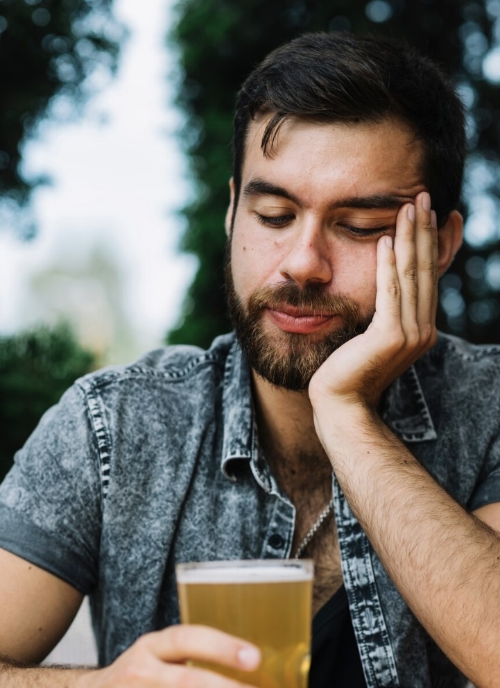 «Если после гулянки утром плохо - поздравляем, вы еще молоды». Ученые выявили возраст тяжкого похмелья