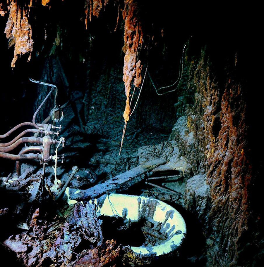 Фотографии обломков знаменитого "Титаника", сделанные на дне Атлантического океана