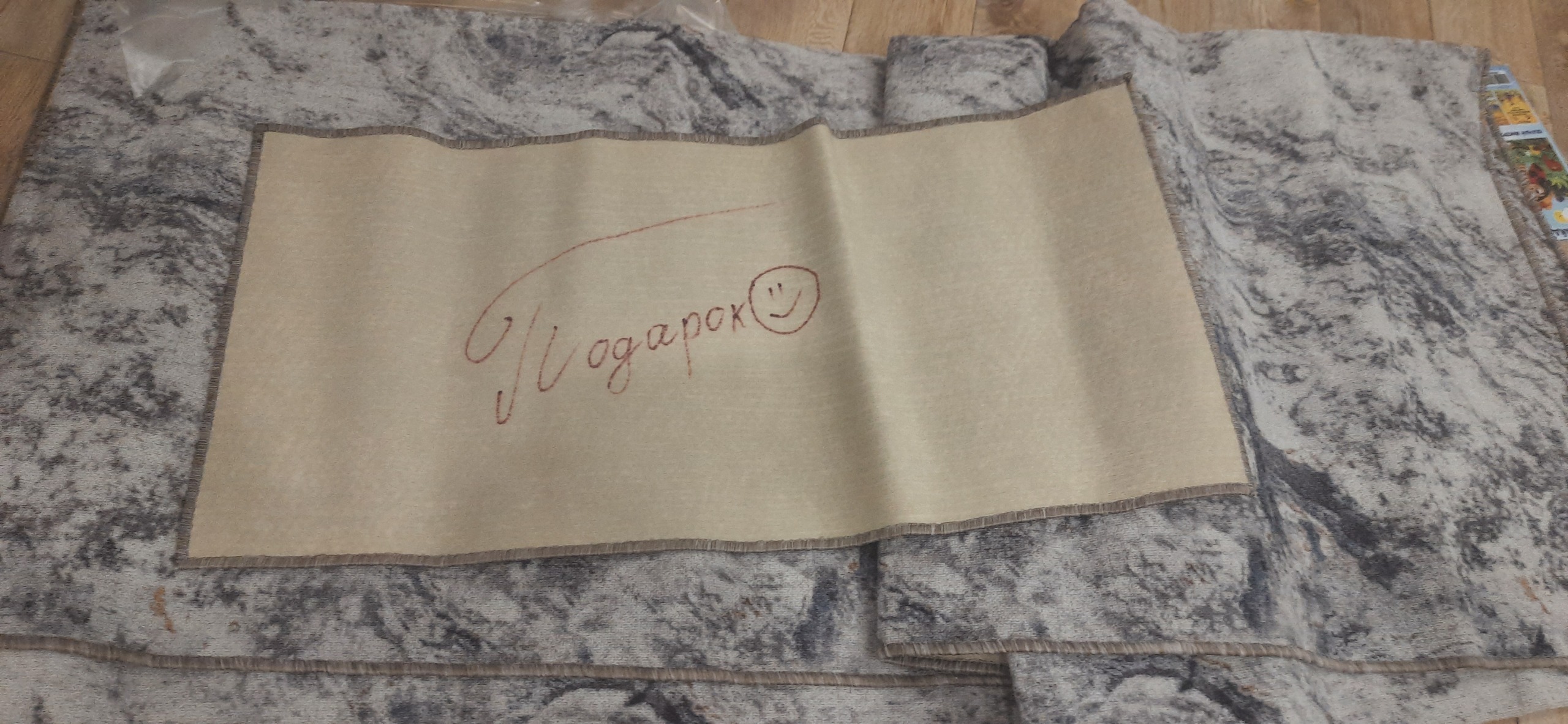 Заказала один ковер на Вайлдберриз, а второй получила в подарок.