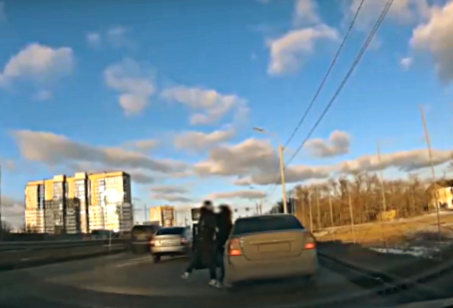 Дорожная "дискуссия" джентльменов из культурного города