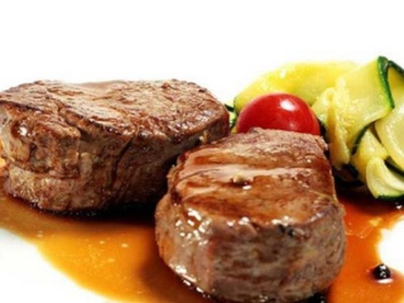 Говяжьи медальоны с соусом из красного вина и розмарином