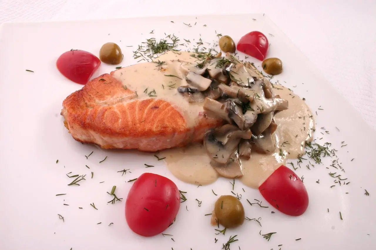 Лосось под соусом из шампиньонов и сливок: ресторанное блюдо на вашей кухне