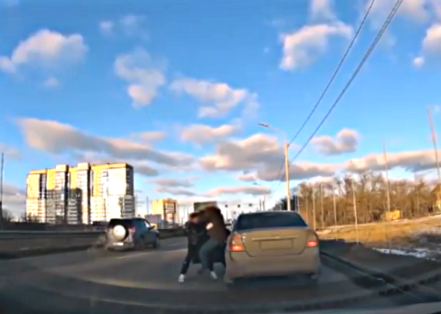 Дорожная "дискуссия" джентльменов из культурного города