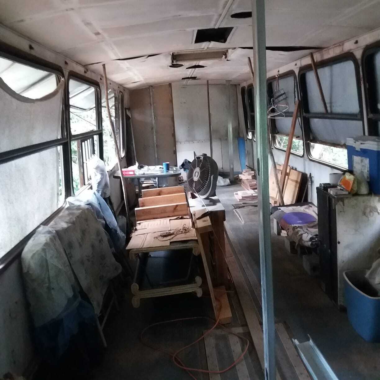 Миссия невыполнима? До 1 мая квартира-студия в старом автобусе в тропической глуши должна быть готова. Термиты, паркет на потолке и тент на крыше