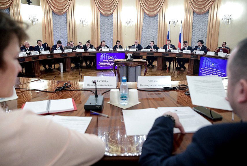 Круглый стол в Госдуме: Враг найден! Это Бодлер, фурри и разговаривающая с печенью юристка